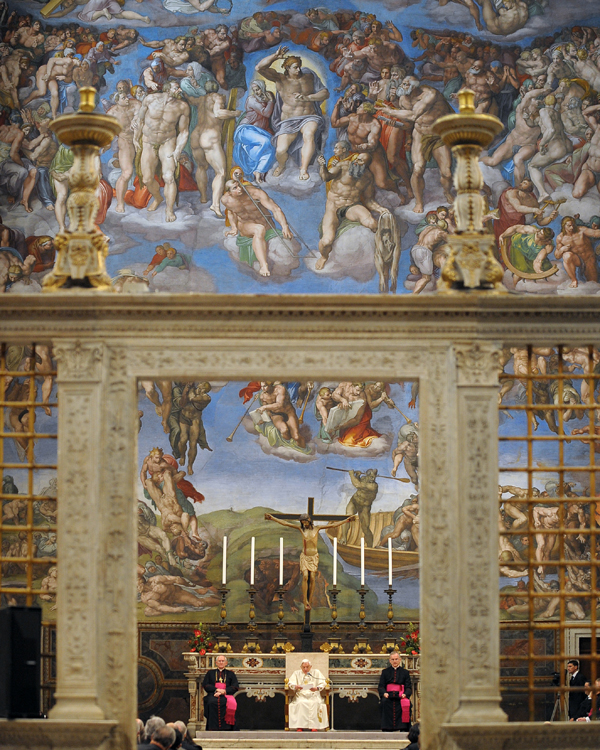 un momento dell’incontro con gli artisti nella Cappella Sistina, il 21 novembre 2009 (Osservatore Romano)